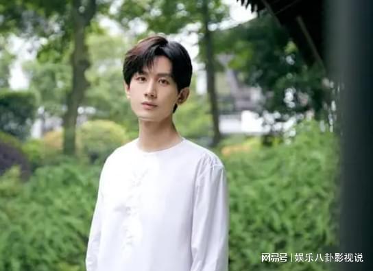 成毅片场爆料最新消息,幕后花絮揭秘，精彩瞬间抢先看！